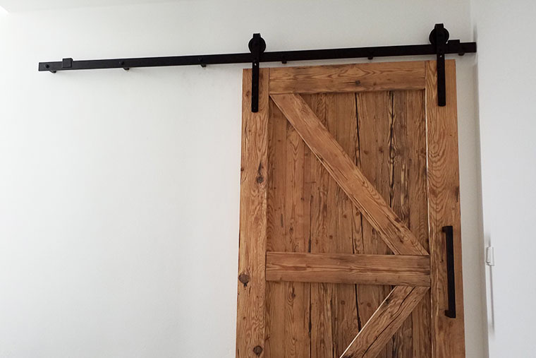Türschiene aus Metall für alte Holztüre