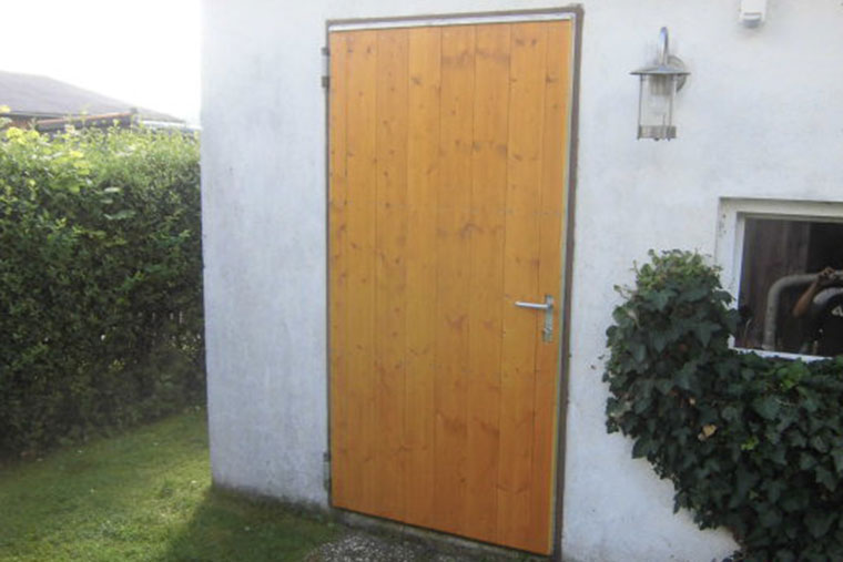 Feuerverzinkte Tür mit Holzbeschlag von Mandl Metallbau